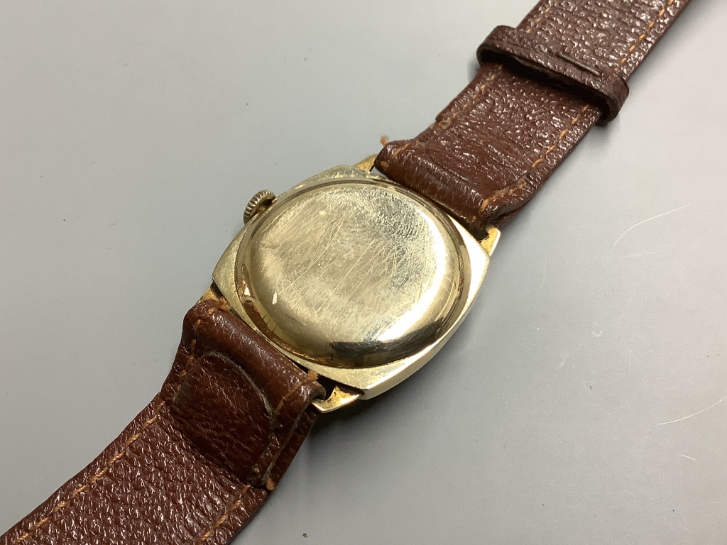 A gentleman’s 1930’s 9 carat gold manual wind wristwatch, on leather strap, case diameter 28 mm excluding crown.